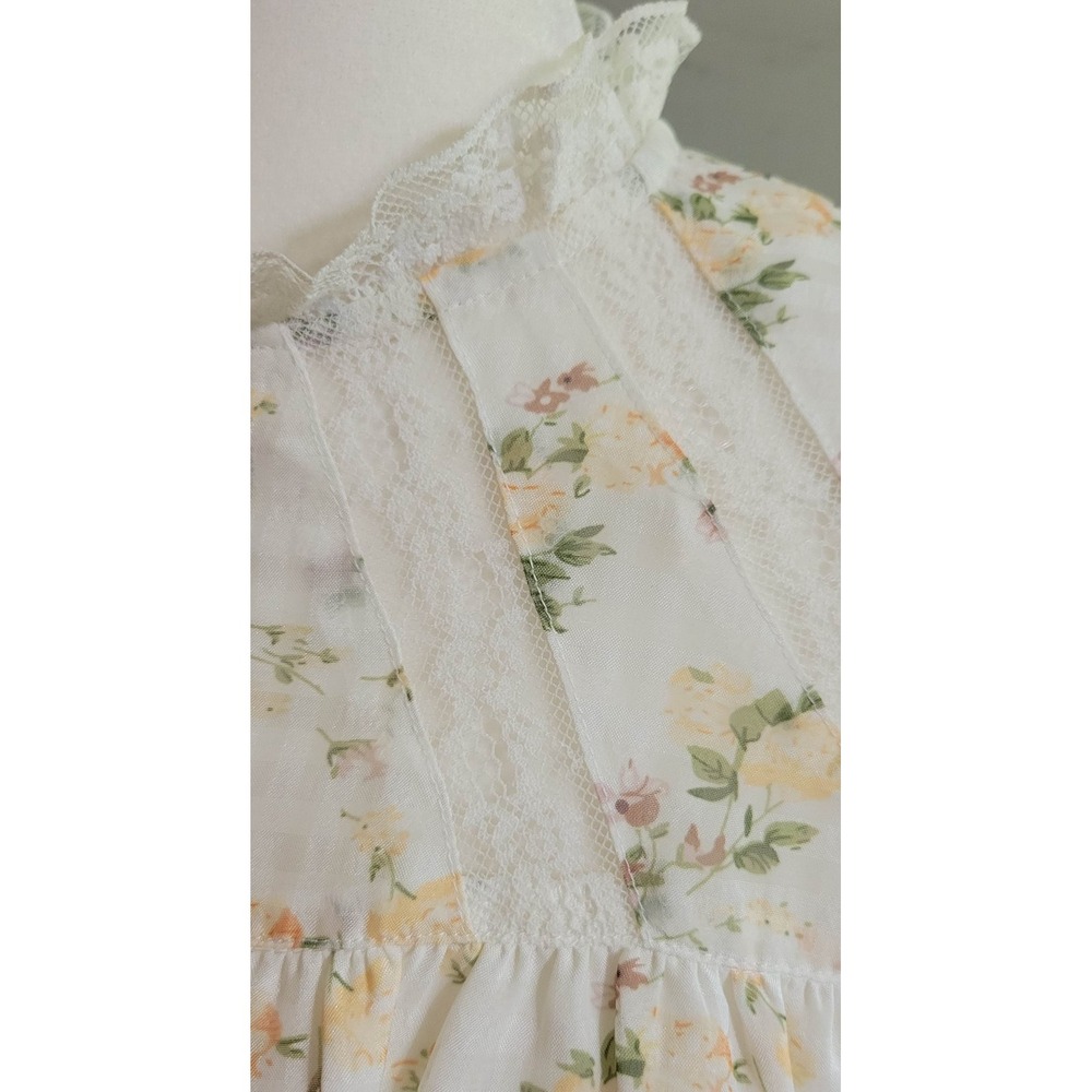 DIZZY LIZZY Floral Lace Peasant Blouse - Picture 7 of 10